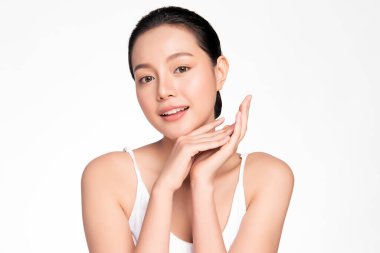 Beyaz arka planda temiz tenli güzel Asyalı kadın, yüz bakımı, yüz bakımı, kozmetoloji, güzellik ve kaplıca, Asyalı kadın portresi