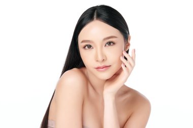Beyaz arka planda temiz tenli güzel Asyalı kadın, yüz bakımı, yüz bakımı, kozmetoloji, güzellik ve kaplıca, Asyalı kadın portresi