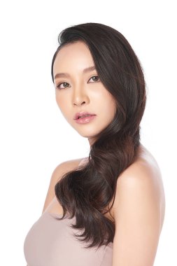 Beyaz arka planda temiz tenli güzel Asyalı kadın, yüz bakımı, yüz bakımı, kozmetoloji, güzellik ve kaplıca, Asyalı kadın portresi