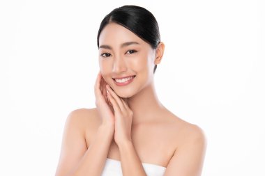 Beyaz arka planda temiz tenli güzel Asyalı kadın, yüz bakımı, yüz bakımı, kozmetoloji, güzellik ve kaplıca, Asyalı kadın portresi