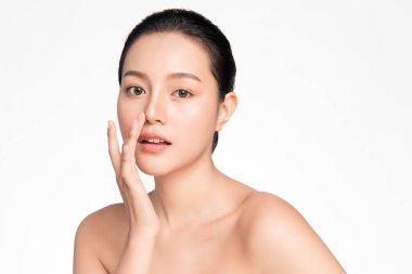 Beyaz arka planda temiz tenli güzel Asyalı kadın, yüz bakımı, yüz bakımı, kozmetoloji, güzellik ve kaplıca, Asyalı kadın portresi