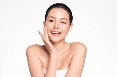 Beyaz arka planda temiz tenli güzel Asyalı kadın, yüz bakımı, yüz bakımı, kozmetoloji, güzellik ve kaplıca, Asyalı kadın portresi