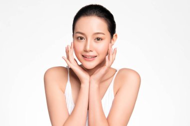 Beyaz arka planda temiz tenli güzel Asyalı kadın, yüz bakımı, yüz bakımı, kozmetoloji, güzellik ve kaplıca, Asyalı kadın portresi