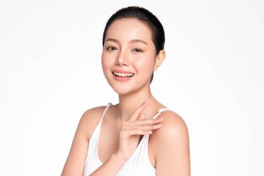 Beyaz arka planda temiz tenli güzel Asyalı kadın, yüz bakımı, yüz bakımı, kozmetoloji, güzellik ve kaplıca, Asyalı kadın portresi