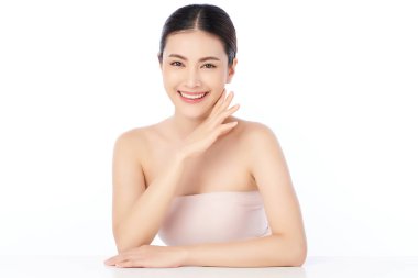 Beyaz arka planda temiz tenli güzel Asyalı kadın, yüz bakımı, yüz bakımı, kozmetoloji, güzellik ve kaplıca, Asyalı kadın portresi