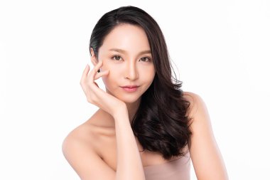 Beyaz arka planda temiz tenli güzel Asyalı kadın, yüz bakımı, yüz bakımı, kozmetoloji, güzellik ve kaplıca, Asyalı kadın portresi