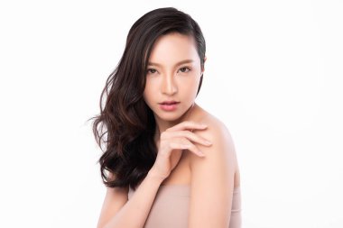 Beyaz arka planda temiz tenli güzel Asyalı kadın, yüz bakımı, yüz bakımı, kozmetoloji, güzellik ve kaplıca, Asyalı kadın portresi