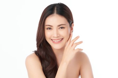 Beyaz arka planda temiz tenli güzel Asyalı kadın, yüz bakımı, yüz bakımı, kozmetoloji, güzellik ve kaplıca, Asyalı kadın portresi