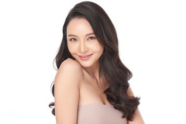 Beyaz arka planda temiz tenli güzel Asyalı kadın, yüz bakımı, yüz bakımı, kozmetoloji, güzellik ve kaplıca, Asyalı kadın portresi