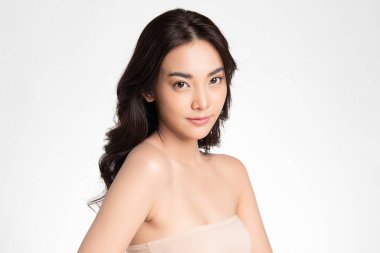 Beyaz arka planda temiz tenli güzel Asyalı kadın, yüz bakımı, yüz bakımı, kozmetoloji, güzellik ve kaplıca, Asyalı kadın portresi