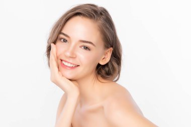 Beyaz arka planda temiz tenli güzel bir kadın, yüz bakımı, yüz bakımı, kozmetoloji, güzellik ve kaplıca, kadın portresi.
