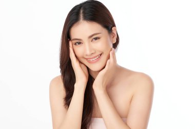 Beyaz arka planda temiz tenli güzel Asyalı kadın, yüz bakımı, yüz bakımı, kozmetoloji, güzellik ve kaplıca, Asyalı kadın portresi