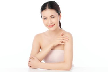 Beyaz arka planda temiz tenli güzel Asyalı kadın, yüz bakımı, yüz bakımı, kozmetoloji, güzellik ve kaplıca, Asyalı kadın portresi