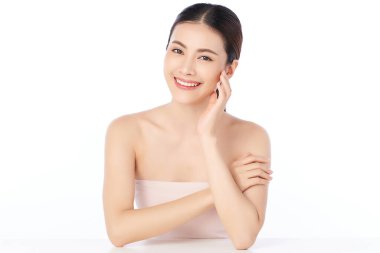 Beyaz arka planda temiz tenli güzel Asyalı kadın, yüz bakımı, yüz bakımı, kozmetoloji, güzellik ve kaplıca, Asyalı kadın portresi