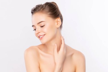 Beyaz arka planda temiz tenli güzel bir kadın, yüz bakımı, yüz bakımı, kozmetoloji, güzellik ve kaplıca, kadın portresi.
