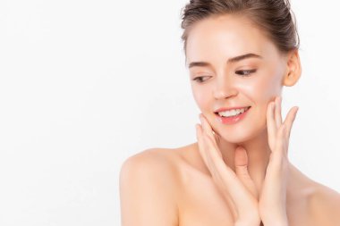 Beyaz arka planda temiz tenli güzel bir kadın, yüz bakımı, yüz bakımı, kozmetoloji, güzellik ve kaplıca, kadın portresi.