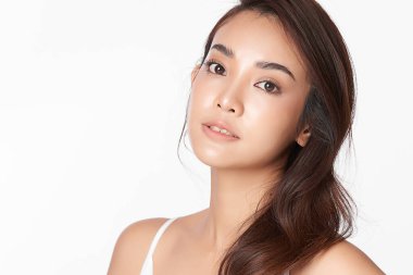 Beyaz arka planda temiz tenli güzel Asyalı kadın, yüz bakımı, yüz bakımı, kozmetoloji, güzellik ve kaplıca, Asyalı kadın portresi