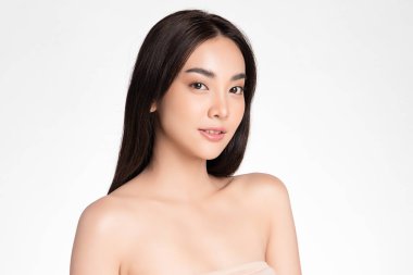 Beyaz arka planda temiz tenli güzel Asyalı kadın, yüz bakımı, yüz bakımı, kozmetoloji, güzellik ve kaplıca, Asyalı kadın portresi