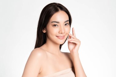 Beyaz arka planda temiz tenli güzel Asyalı kadın, yüz bakımı, yüz bakımı, kozmetoloji, güzellik ve kaplıca, Asyalı kadın portresi