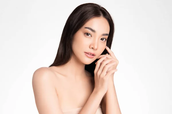 年轻美丽的亚洲女人 有着洁白的背景 脸蛋护理 面部护理 美容美发 美容美发 亚洲女性肖像 — 图库照片