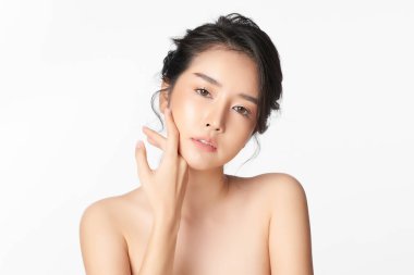 Beyaz arka planda temiz tenli güzel Asyalı kadın, yüz bakımı, yüz bakımı, kozmetoloji, güzellik ve kaplıca, Asyalı kadın portresi