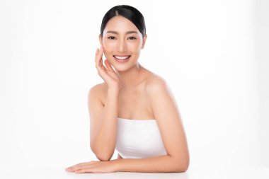 Beyaz arka planda temiz tenli güzel Asyalı kadın, yüz bakımı, yüz bakımı, kozmetoloji, güzellik ve kaplıca, Asyalı kadın portresi