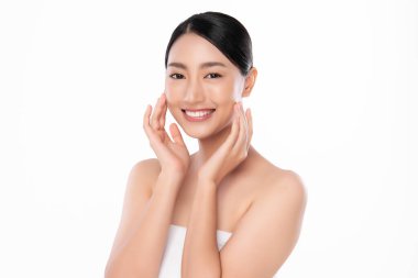 Beyaz arka planda temiz tenli güzel Asyalı kadın, yüz bakımı, yüz bakımı, kozmetoloji, güzellik ve kaplıca, Asyalı kadın portresi