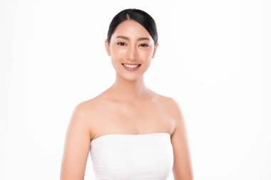 Beyaz arka planda temiz tenli güzel Asyalı kadın, yüz bakımı, yüz bakımı, kozmetoloji, güzellik ve kaplıca, Asyalı kadın portresi