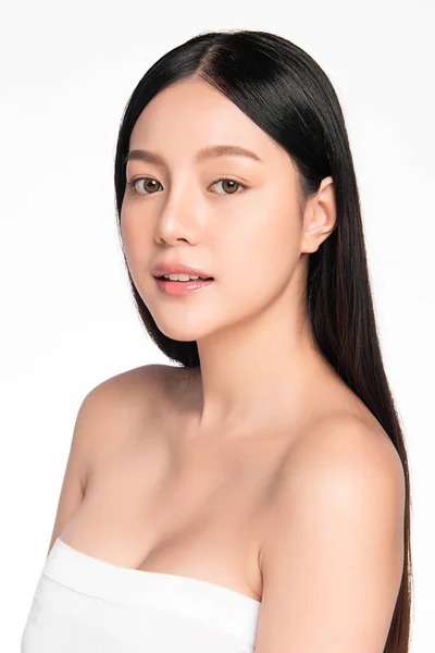 Beyaz arka planda temiz tenli güzel Asyalı kadın, yüz bakımı, yüz bakımı, kozmetoloji, güzellik ve kaplıca, Asyalı kadın portresi