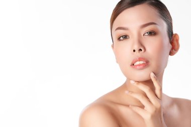 Beyaz arka planda temiz tenli güzel Asyalı kadın, yüz bakımı, yüz bakımı, kozmetoloji, güzellik ve kaplıca, Asyalı kadın portresi