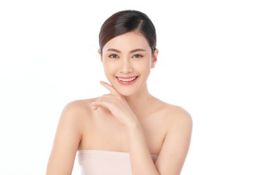 Beyaz arka planda temiz tenli güzel Asyalı kadın, yüz bakımı, yüz bakımı, kozmetoloji, güzellik ve kaplıca, Asyalı kadın portresi