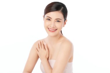 Beyaz arka planda temiz tenli güzel Asyalı kadın, yüz bakımı, yüz bakımı, kozmetoloji, güzellik ve kaplıca, Asyalı kadın portresi