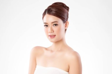 Beyaz arka planda temiz tenli güzel Asyalı kadın, yüz bakımı, yüz bakımı, kozmetoloji, güzellik ve kaplıca, Asyalı kadın portresi
