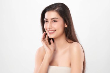 Beyaz arka planda temiz tenli güzel Asyalı kadın, yüz bakımı, yüz bakımı, kozmetoloji, güzellik ve kaplıca, Asyalı kadın portresi