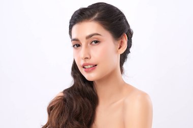 Beyaz arka planda temiz tenli güzel Asyalı kadın, yüz bakımı, yüz bakımı, kozmetoloji, güzellik ve kaplıca, Asyalı kadın portresi
