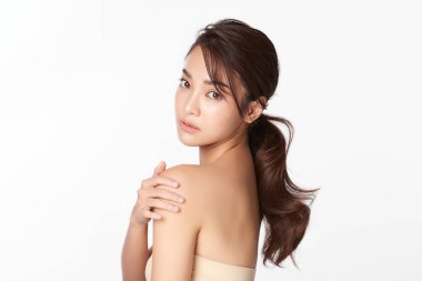 Beyaz arka planda temiz tenli güzel Asyalı kadın, yüz bakımı, yüz bakımı, kozmetoloji, güzellik ve kaplıca, Asyalı kadın portresi