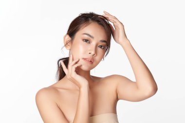 Beyaz arka planda temiz tenli güzel Asyalı kadın, yüz bakımı, yüz bakımı, kozmetoloji, güzellik ve kaplıca, Asyalı kadın portresi