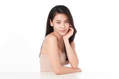 Beyaz arka planda temiz tenli güzel Asyalı kadın, yüz bakımı, yüz bakımı, kozmetoloji, güzellik ve kaplıca, Asyalı kadın portresi