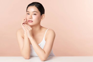 Taze bej arkaplan, yüz bakımı, yüz bakımı, kozmetoloji, güzellik ve kaplıca, Asyalı kadın portresi