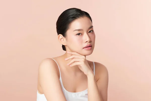 ベージュの背景にきれいな新鮮な肌を持つ美しい若いアジアの女性 顔のケア 顔の治療 美容とスパ アジアの女性の肖像画 — ストック写真
