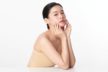 Beyaz arka planda temiz tenli güzel Asyalı kadın, yüz bakımı, yüz bakımı, kozmetoloji, güzellik ve kaplıca, Asyalı kadın portresi