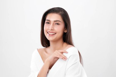 Beyaz arka planda temiz tenli güzel Asyalı kadın, yüz bakımı, yüz bakımı, kozmetoloji, güzellik ve kaplıca, Asyalı kadın portresi