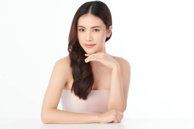 Beyaz arka planda temiz tenli güzel Asyalı kadın, yüz bakımı, yüz bakımı, kozmetoloji, güzellik ve kaplıca, Asyalı kadın portresi