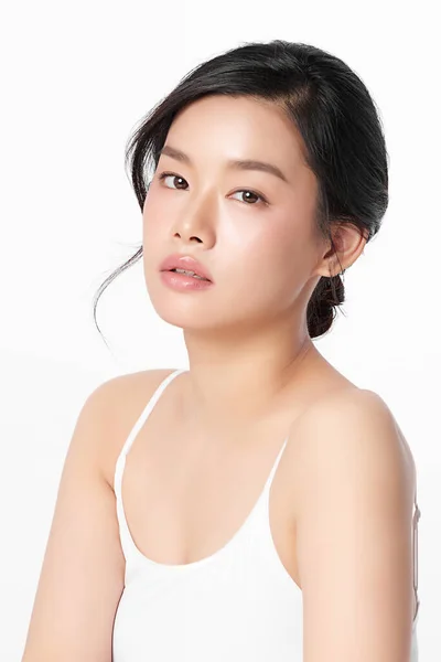 Красивая Молодая Азиатка Чистой Свежей Кожей Белом Фоне Уход Лицом — стоковое фото