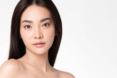 Beyaz arka planda temiz tenli güzel Asyalı kadın, yüz bakımı, yüz bakımı, kozmetoloji, güzellik ve kaplıca, Asyalı kadın portresi
