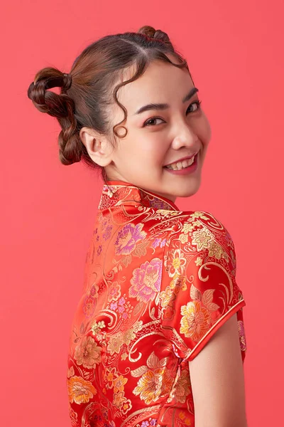 Aziatische Chinese Vrouw Traditionele Jurk Rode Achtergrond Chinees Nieuwjaarsfestival — Stockfoto