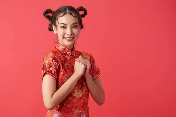 Aziatische Chinese Vrouw Traditionele Jurk Rode Achtergrond Chinees Nieuwjaarsfestival — Stockfoto