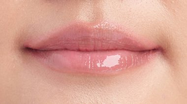 Yakın plan dudaklar, pembe rujlu güzel genç bir kadın., 