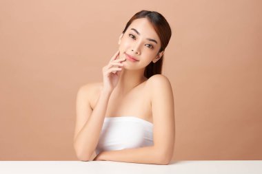 Taze bej arkaplan, yüz bakımı, yüz bakımı, kozmetoloji, güzellik ve kaplıca, Asyalı kadın portresi.