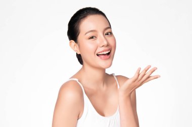 Beyaz arka planda temiz tenli güzel Asyalı kadın, yüz bakımı, yüz bakımı, kozmetoloji, güzellik ve kaplıca, Asyalı kadın portresi